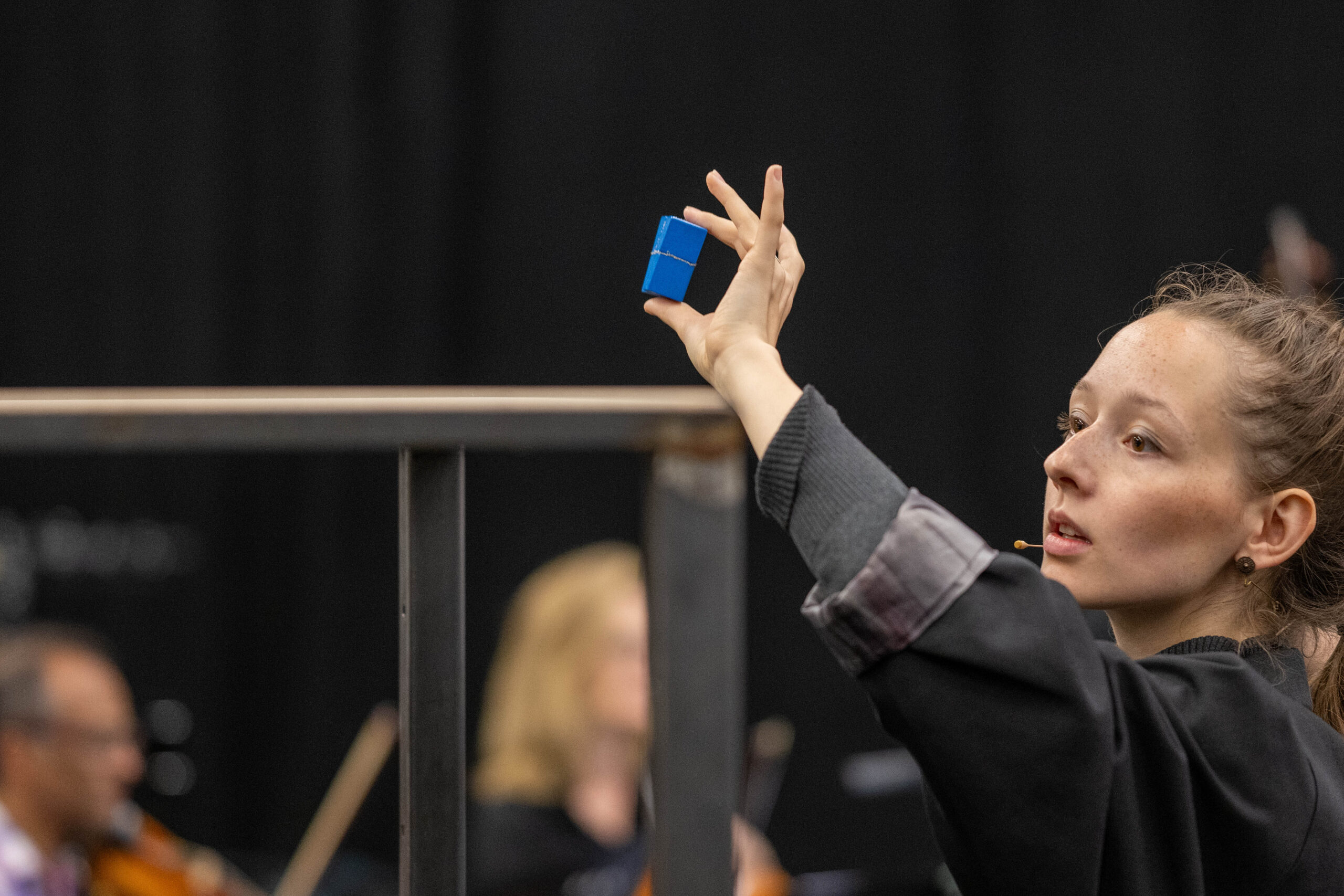 Probenszene zu „no-mads“ in der Regie von Max Koch, Dirigent Julian Pontus Schirmer, Komposition: Cong Wei im Rahmen der Probenphase für den Festakt der Akademie Musiktheater heute der Deutschen Bank Stiftung (DBS) mit Mitgliedern des Ensemble Modern